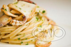 spaghettoni verrigni con aglio, olio, peperoncino e calamari