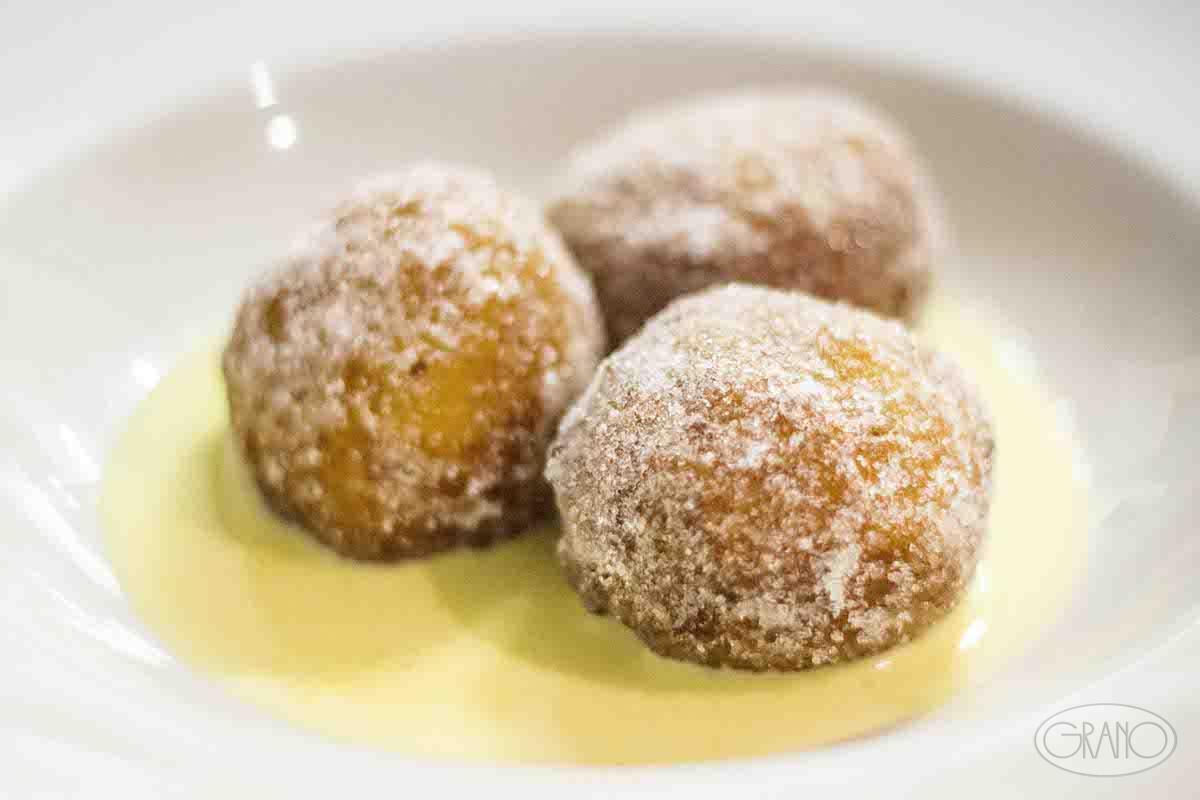 zeppole-fritte-con-crema-inglese-ristorante-grano